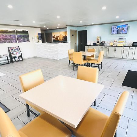 Days Inn & Suites By Wyndham - Canton First Monday Trade Days Exteriér fotografie