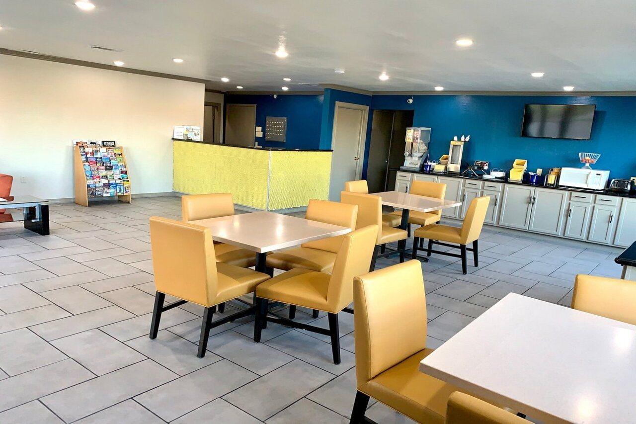 Days Inn & Suites By Wyndham - Canton First Monday Trade Days Exteriér fotografie