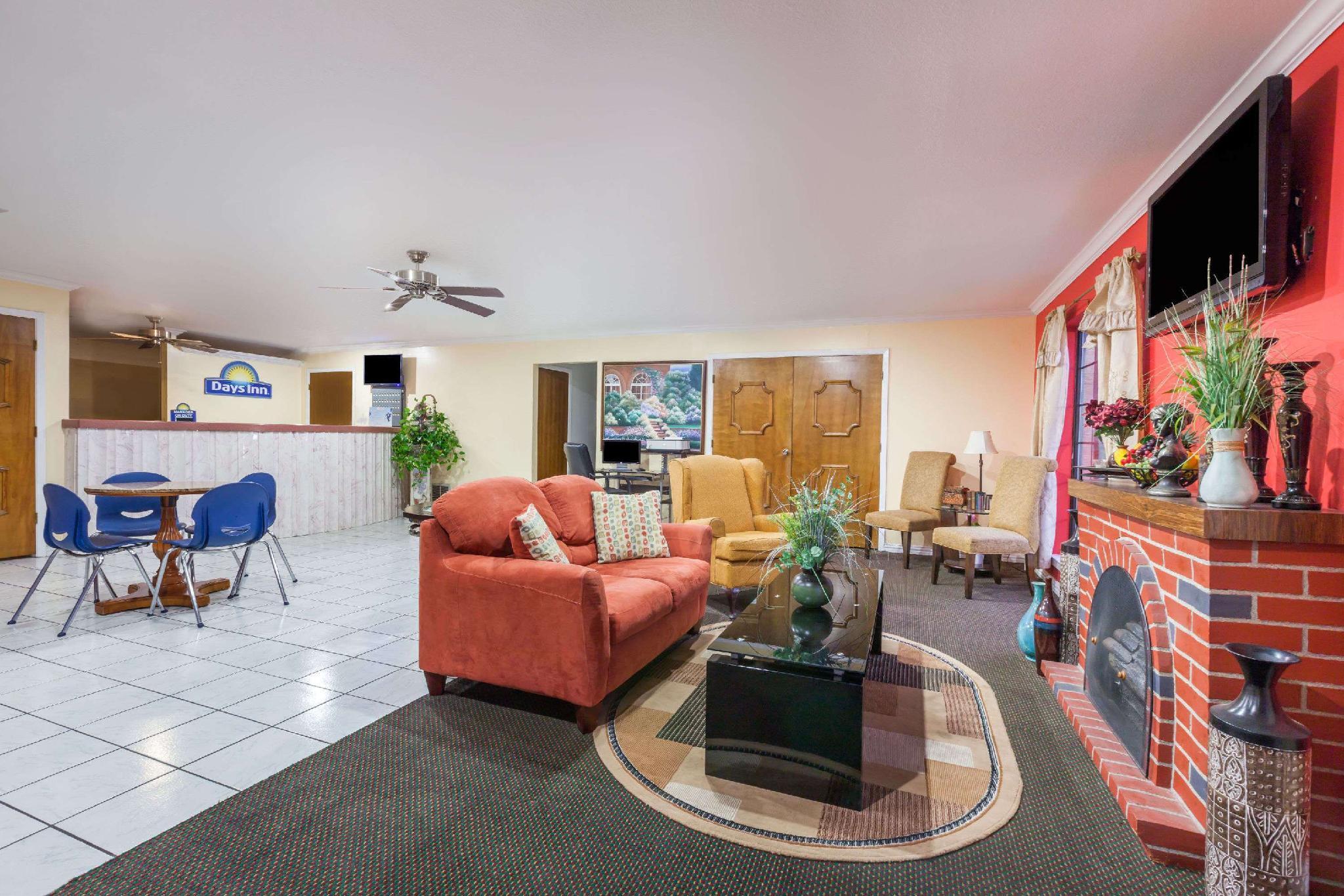Days Inn & Suites By Wyndham - Canton First Monday Trade Days Exteriér fotografie