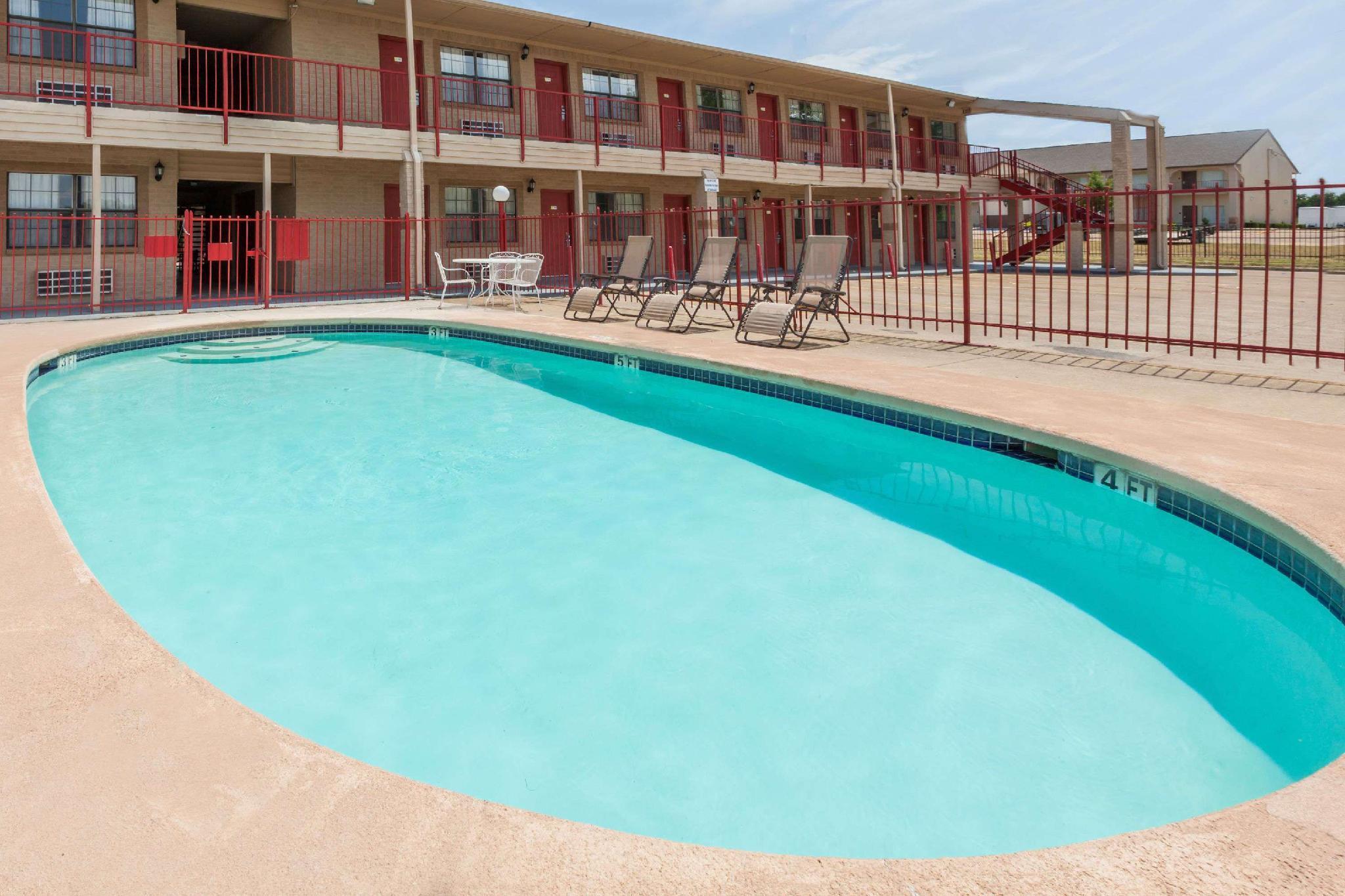 Days Inn & Suites By Wyndham - Canton First Monday Trade Days Exteriér fotografie