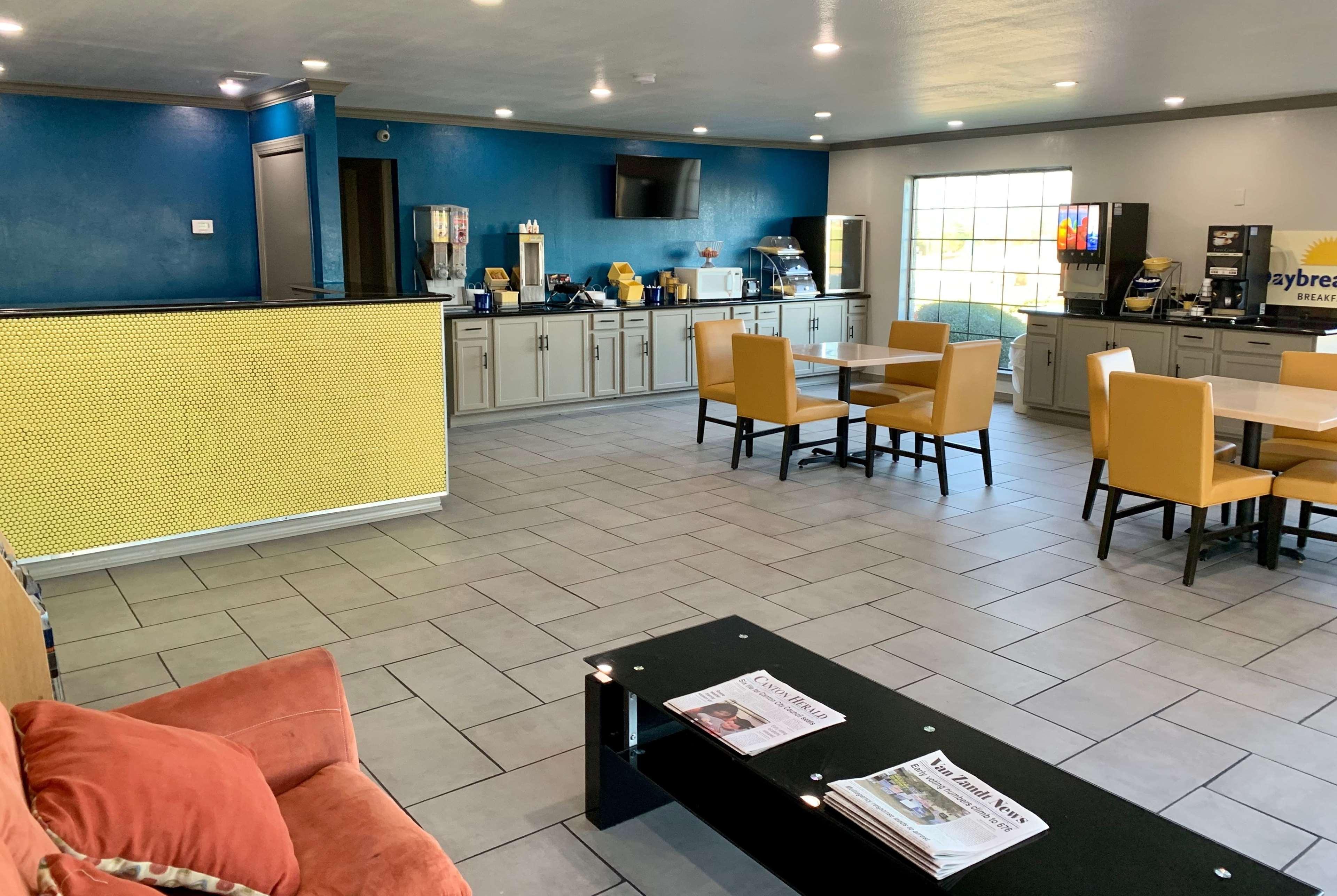 Days Inn & Suites By Wyndham - Canton First Monday Trade Days Exteriér fotografie