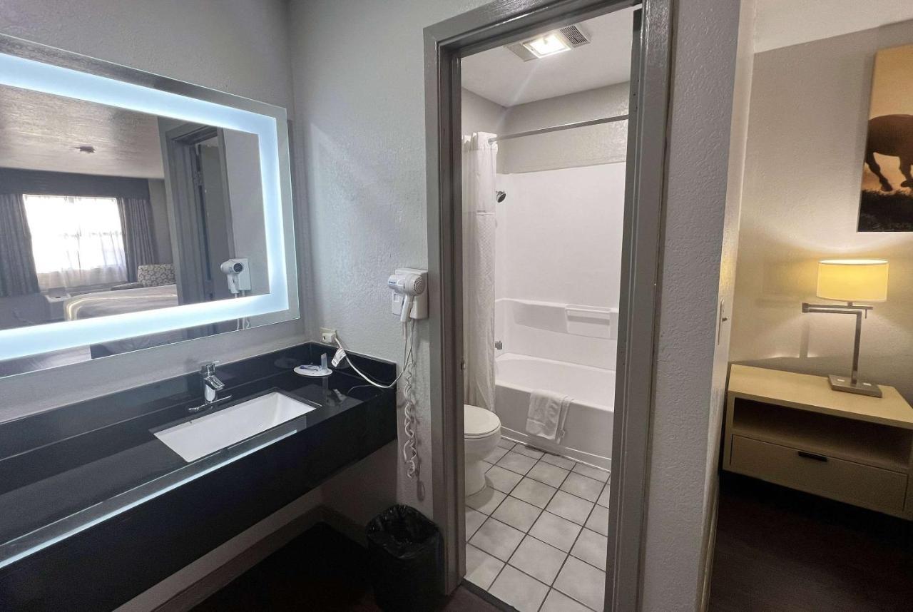 Days Inn & Suites By Wyndham - Canton First Monday Trade Days Exteriér fotografie