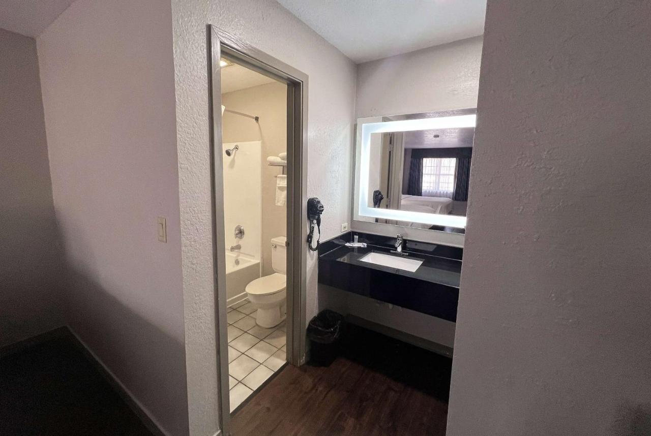 Days Inn & Suites By Wyndham - Canton First Monday Trade Days Exteriér fotografie