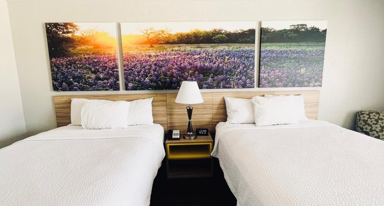 Days Inn & Suites By Wyndham - Canton First Monday Trade Days Exteriér fotografie