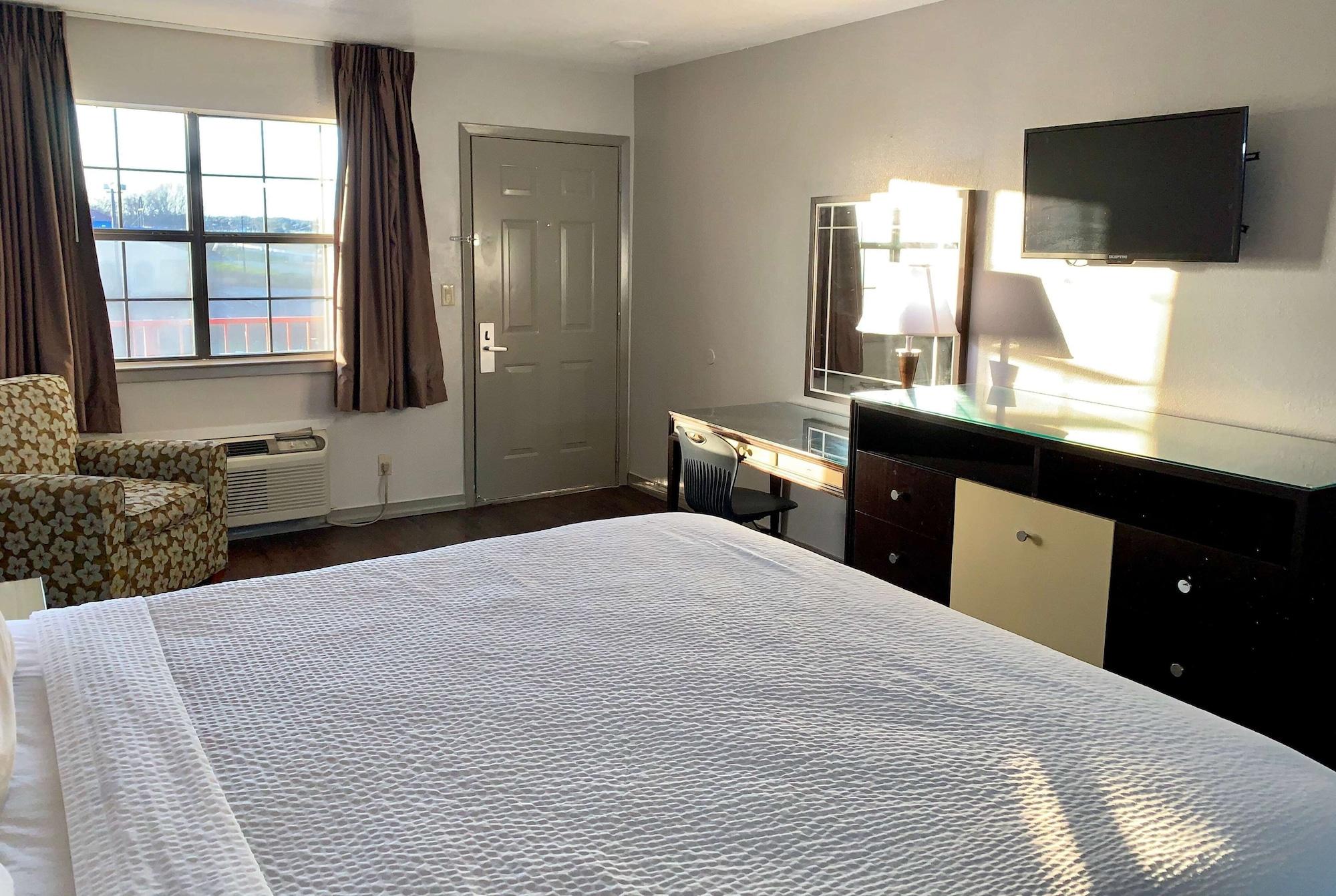 Days Inn & Suites By Wyndham - Canton First Monday Trade Days Exteriér fotografie