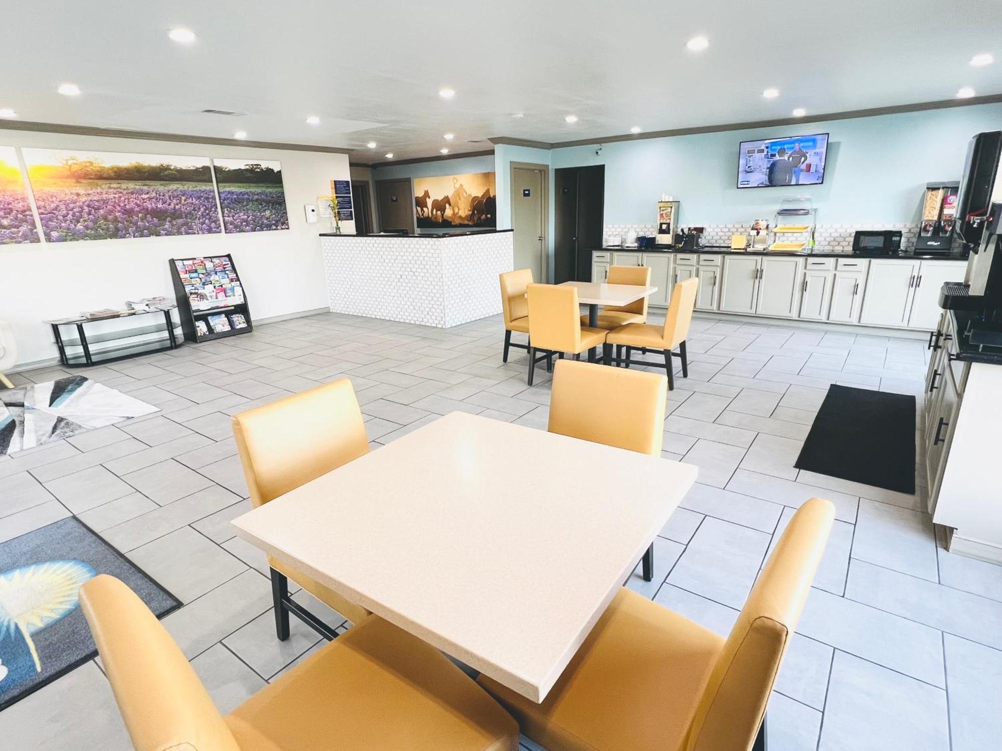 Days Inn & Suites By Wyndham - Canton First Monday Trade Days Exteriér fotografie