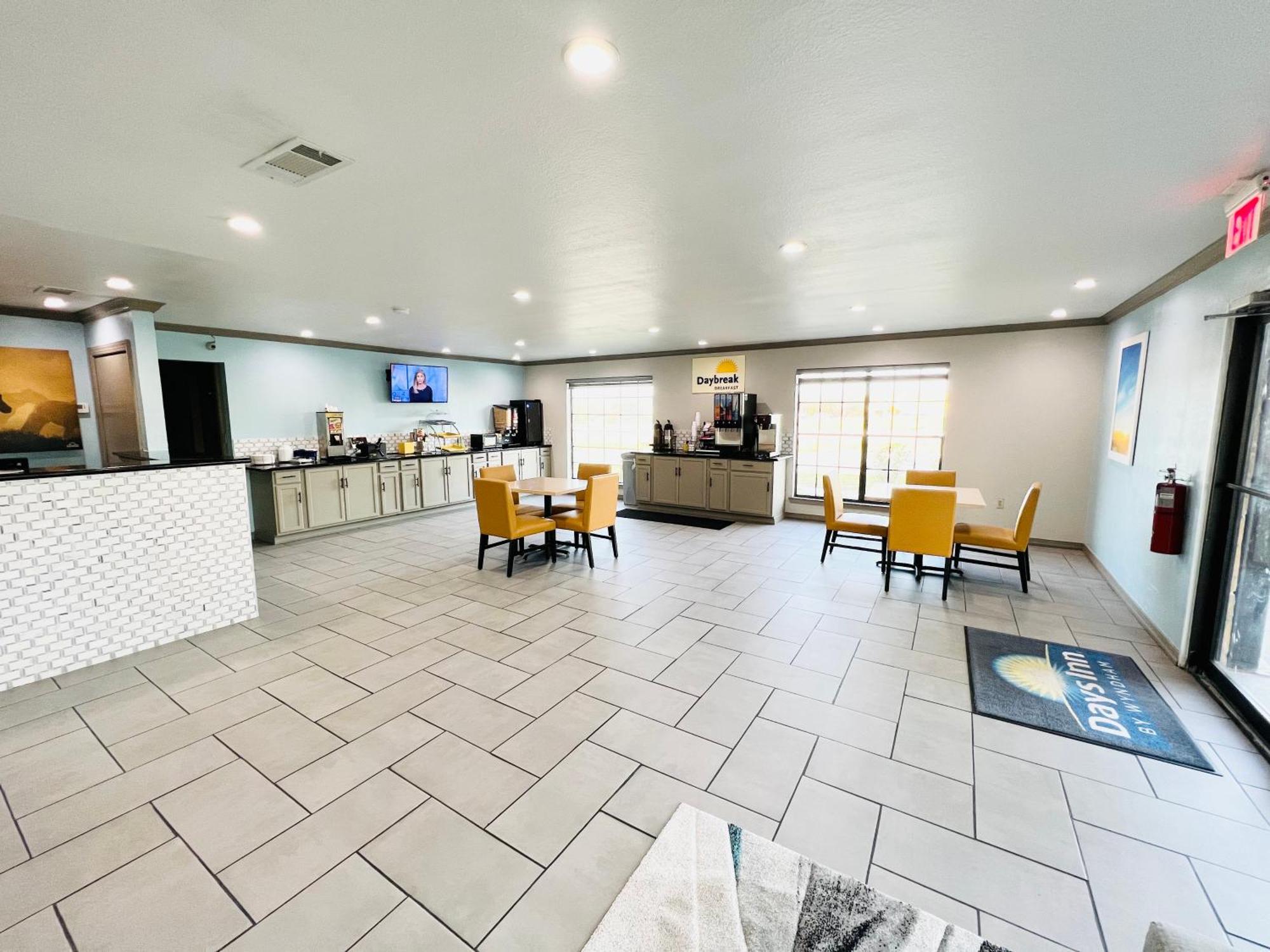 Days Inn & Suites By Wyndham - Canton First Monday Trade Days Exteriér fotografie
