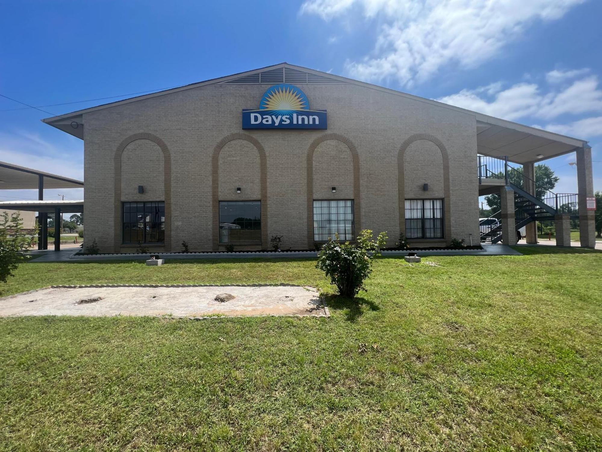 Days Inn & Suites By Wyndham - Canton First Monday Trade Days Exteriér fotografie