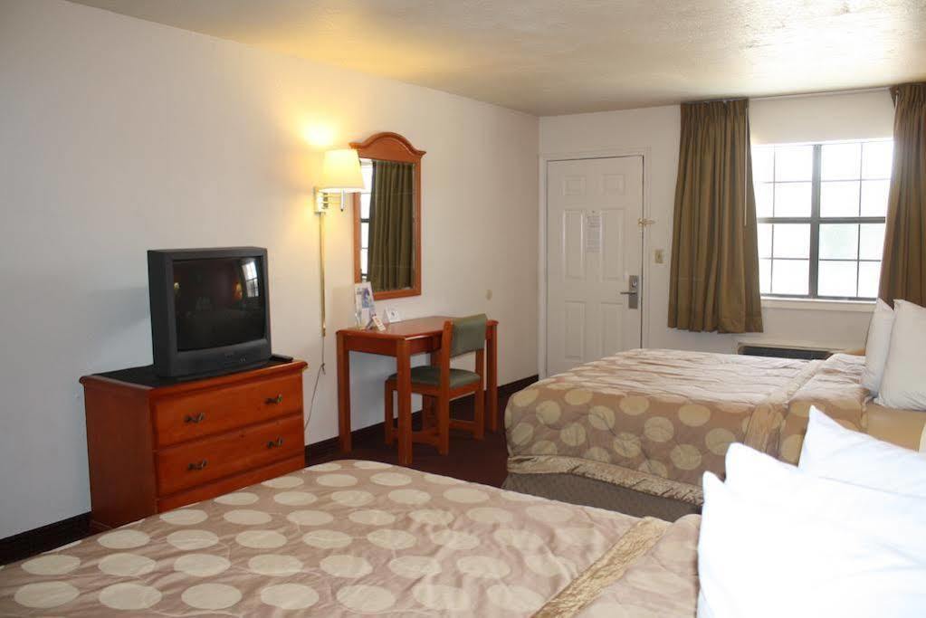 Days Inn & Suites By Wyndham - Canton First Monday Trade Days Exteriér fotografie